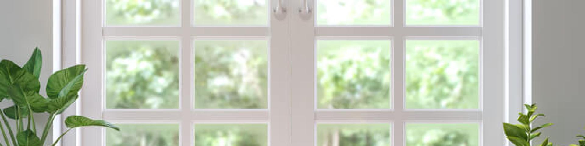 Welche Jalousien für weiße Fenster? Müssen sie weiß sein?, Hersteller von  Rollos, Plissees und Jalousien